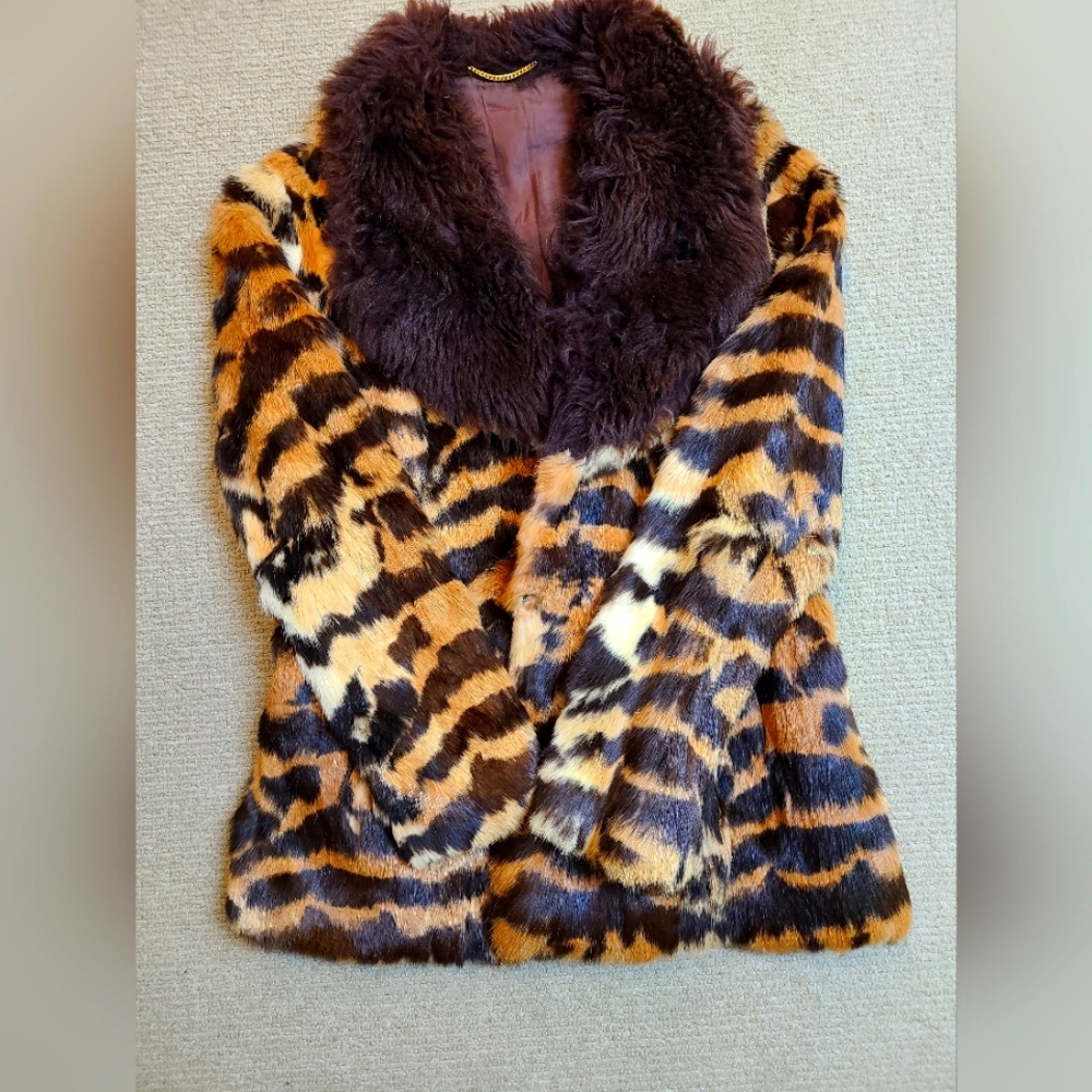 Faux Fur Leopard-Print Coat with Brown Shawl Collar